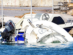 Bodrum'da kuvvetli fırtına teknelere zarar verdi