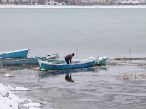 Beyşehir Gölü'nde balıkçılar avlanmaya ara verdi