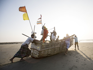 Bambu teknelerle Hint Okyanusu'nda balık avına çıkıyorlar