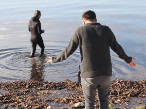 Kaçak midye avcıları ceza almamak için denize kaçtı