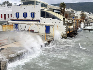 Bodrum'da fırtına nedeniyle dev dalgalar oluştu