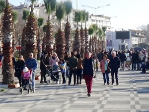 Silivrililer yılın ilk gününde sahile akın etti