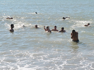 Mersin'de kış ortasında denize girdiler