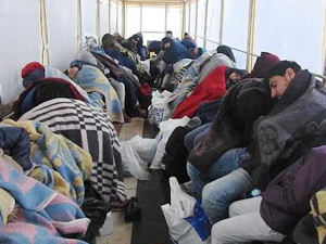 Çeşme'de lastik botta 57 kaçak göçmen yakalandı