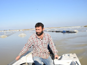 Çiftçiler, sera altında kalan ürünlerine tekne ile ulaşabildi