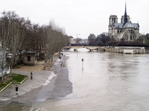 Fransa'da Eleanor kasırgası hayatı felç etti