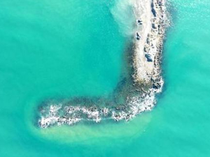 Rize'de yat limanında eriyen taşlar, suya gömülüyor