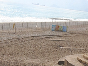 Antalya'da Konyaaltı plajlarına tel örgü çekildi