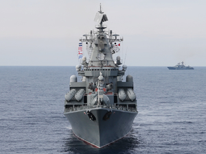 Rus Donanması gemisi yük gemisiyle çatıştı