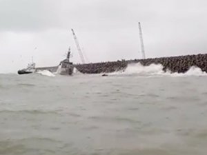 "Demavend" isimli savaş gemisi dalgakırana çarptı