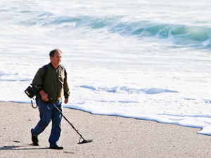 Konyaaltı Sahili'nde define avına çıktılar