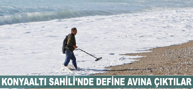 Konyaaltı Sahili'nde define avına çıktılar