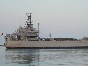 Askeri gemide yangın: 11 asker hastaneye kaldırıldı!