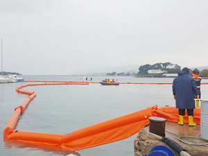 Urla'daki yakıt sızıntısı Most Denizcilik tarafından temizleniyor