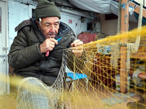 Av yasağı süresini 'ağ onarmakla' geçiriyorlar