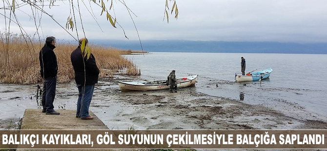 Balıkçı kayıkları, göl suyunun çekilmesiyle balçığa saplandı