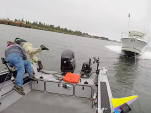 Balıkçılar, kendilerine doğru gelen tekneden nehre atlayarak kurtuldu
