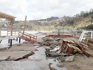Bartın'da oluşan fırtına hasara yol açtı