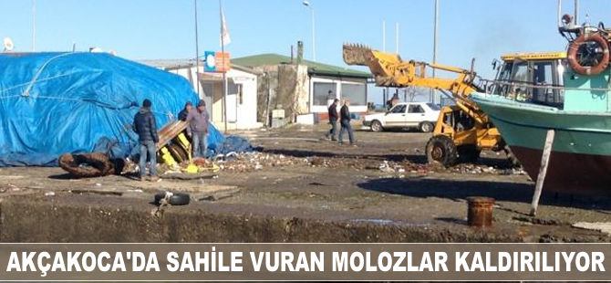 Akçakoca'da sahile vuran molozlar kaldırılıyor