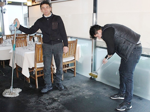 İzmir'de sahil temizlendi, hayat normale döndü