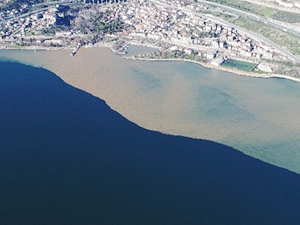 Kocaeli Körfezi'nin iki rengi havadan görüntülendi