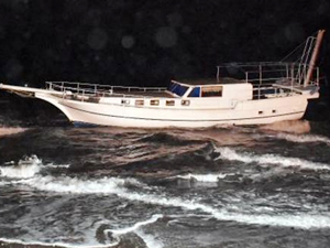 Marmaris'te lodosun etkisiyle bir tekne karaya oturdu