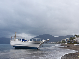 Marmaris'te fırtına nedeniyle tekne karaya oturdu