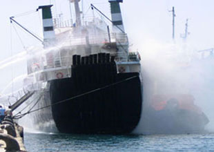 Gazimağusa Limanı'nda gemi yandı