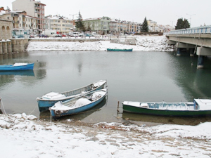 Beyşehir Gölü'nde kar yağışı, balıkçılığı olumsuz etkiledi