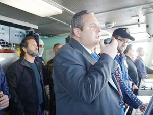 Yunan karakol gemisi Kardak'a yaklaşamadı