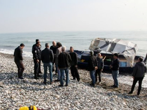 Mersin'de boş tekne karaya vurdu
