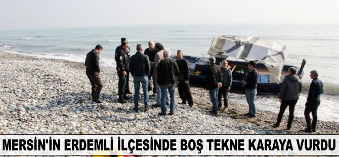 Mersin'de boş tekne karaya vurdu