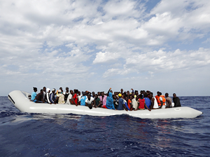 Libya açıklarında 120 kaçak göçmen kurtarıldı