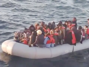 İzmir'de lastik botta 147 kaçak göçmen yakalandı