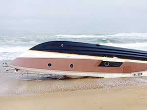 Fransız iş adamı okyanusta kayboldu, teknesi karaya vurdu!