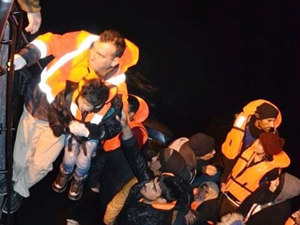 Yunan adalarına kaçmaya çalışan 105 göçmen yakalandı