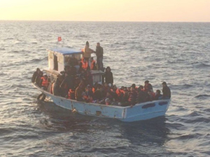 Makine arızası yapan teknedeki göçmenler kurtarıldı