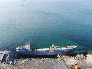 Karaya oturan M/V TALLAS, havadan görüntülendi