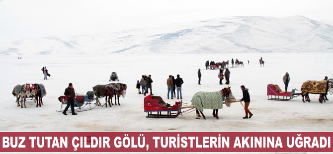 Buz tutan Çıldır Gölü, turistlerin akınına uğradı