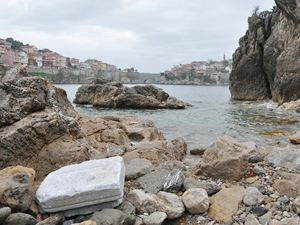 Amasra'da dalgalar tarihi eserleri kıyıya sürükledi