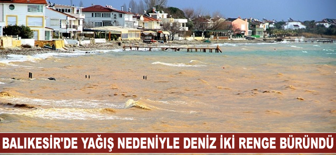 Balıkesir'de yağış nedeniyle deniz iki renge büründü