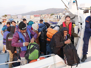 Çanakkale'de lastik botta 10 göçmen yakalandı