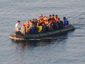 Bodrum'da lastik bottaki 48 göçmeni Sahil Güvenlik kurtardı