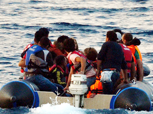 İzmir'de 44 kaçak göçmen kurtarıldı