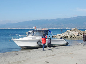 Edremit'te çalınan balıkçı teknesi terk edilmiş halde bulundu