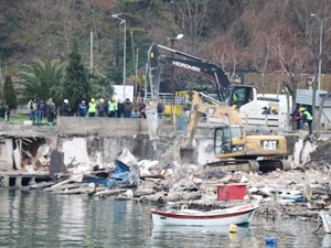 Zonguldak'ta kıyı kenar çizgisinde yapıların yıkımına başlandı
