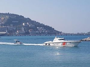 Kuşadası Körfezi’nde arızalanan teknedeki 3 kişi kurtarıldı