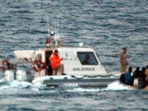 Motoru arızalanan bottaki göçmenler kurtarıldı