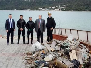 Dalgıçlar Ayışığı Koyu'nda deniz temizliği yaptı