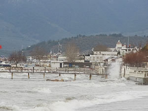 Balıkesir'de lodos fırtınası hayatı olumsuz etkiledi